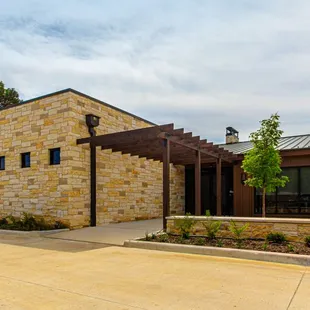 the outside of a restaurant