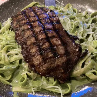 Tallarin verde com bistec