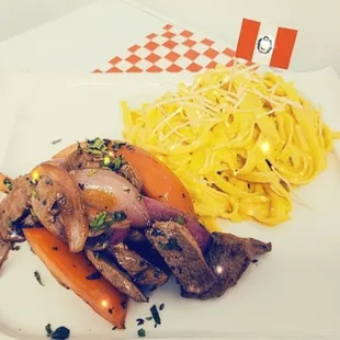 FETTUCCINI A LA HUANCAINA CON LOMO SALTADO