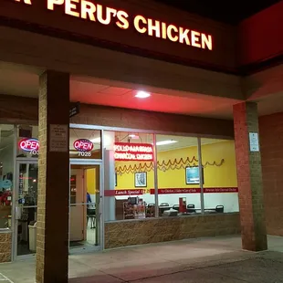 the front of a restaurant at night