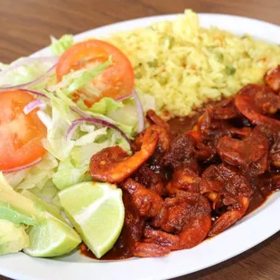Camarones a la diabla con dos arroz y ensalada