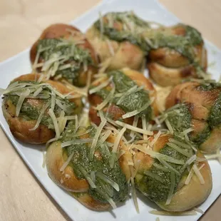 GARLIC KNOTS