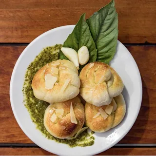 GARLIC KNOTS