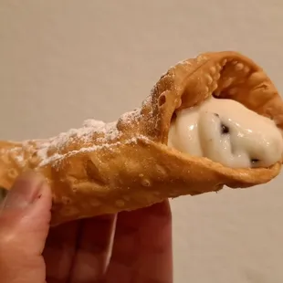 Cannoli with chocolate flakes
