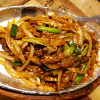 51. Shredded Duck with Scallion and Onion on Hot Iron Plate