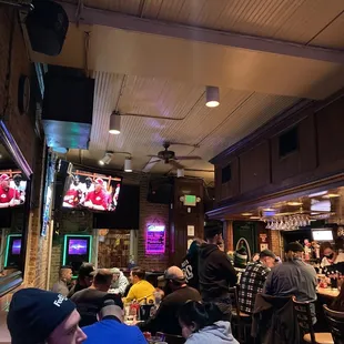 a crowd of people sitting at a bar