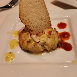 Mini crab cake w/red pepper coulis &amp; parsley aioli