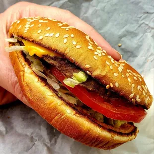 Cheeseburger, schrettuce, tomato and mayo