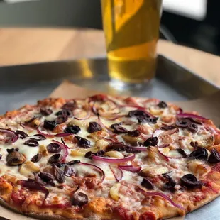 ows a pizza and a glass of beer