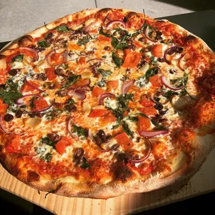 ows a pizza on a cutting board