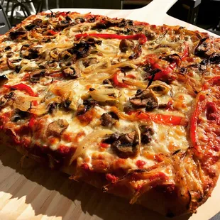 ows a pizza with mushrooms and peppers