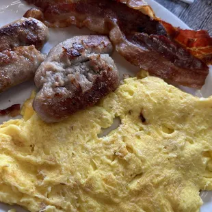 a plate of breakfast food