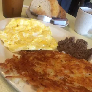a plate of breakfast food
