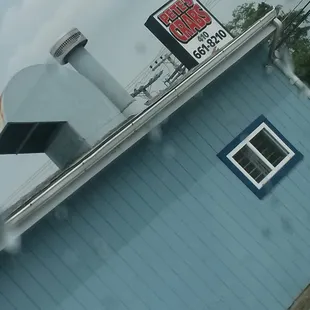 a blue building with a sign for pete&apos;s crab house