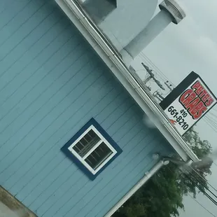 a blue building with a sign for pete&apos;s crab house