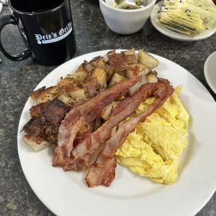 one egg platter with bacon and home fries