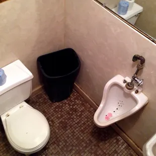 Nice clean men&apos;s room