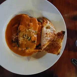 Meat loaf, garlic mashed potatoes under it, garlic toast. Yum yum....
