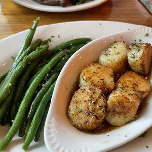 Broiled scallops w/ green beans.
