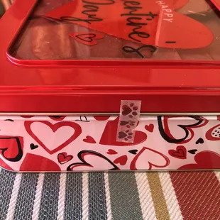 Attention to detail in wrapping! Paw decorative tape