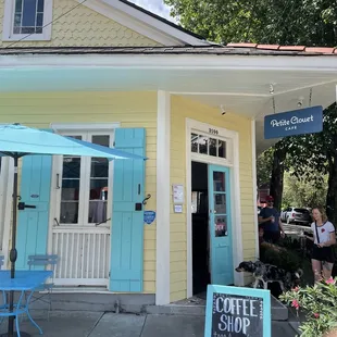 the front of the cafe