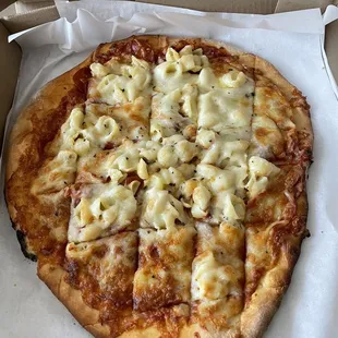 A sad Mac and cheese pizza