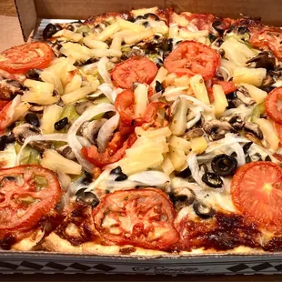 Mushrooms/olives/tomatoes,/peppers/pineapple/onions. Nice &amp; loaded. A "Small" (12")