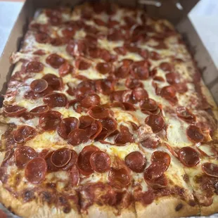 Large pepperoni pizza