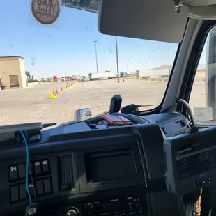 They trying to get to that driver bag hahaha