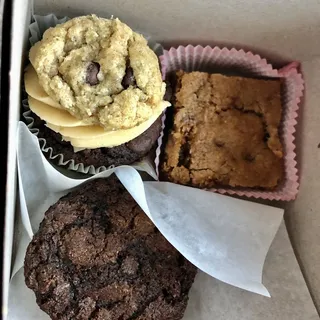 Whoa-reo Sandwich Cookie