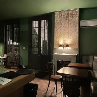 Nice sitting area w appropriate level music