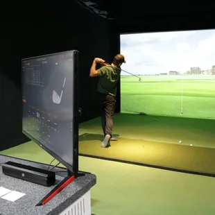 PGA TOUR Superstore STUDIO fitting bays with TrackMan