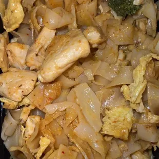Cheesy Thai noodles with chicken