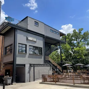 the outside of a restaurant