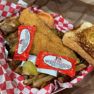 Fish and wing combo was a must