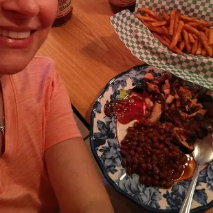 Yummy baked beans! Smoked chopped chicken! Crispy french fries! Delicious sauces, three different kinds!