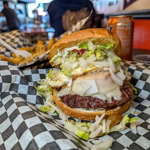 cheeseburger w/egg $13