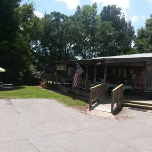 Close to the hospital and good food. Open 10-3 then 5-9. Different menus and a little pricey. Fast service. Nice size portions.