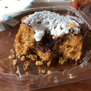 And WHAT IS THIS?? Is this supposed to be lava cake?? Isn't lava cake supposed to be chocolate with chocolate oozing out of the center?