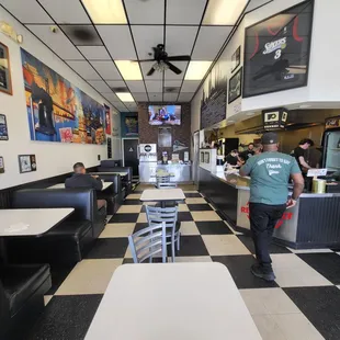 Clean place, quick service, pleasant staff.