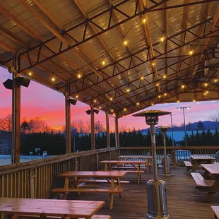 ows a view of the sunset