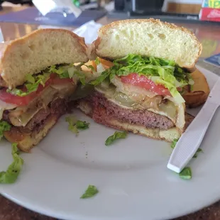 Cheeseburger with fries