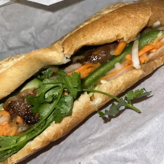 Sw4. Grilled Beef Sandwich with Aromatic Shallots