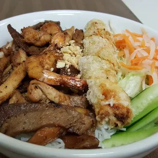 Combination noodle bowl