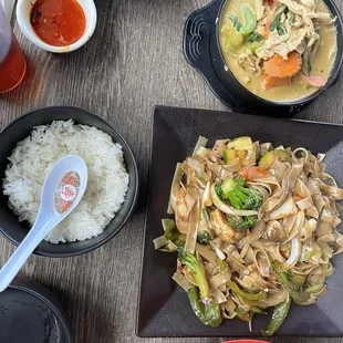 Shrimp drunken noodles, and chicken curry