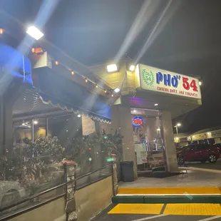 the front of a restaurant at night