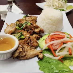 C2 Com Ga: Marinated grilled chicken. Served with rice.