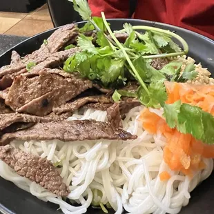 Vermicelli with grilled beef