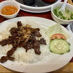 23. Grilled beef with rice (thịt bò nướng)