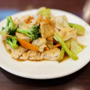 a plate of chicken and vegetables